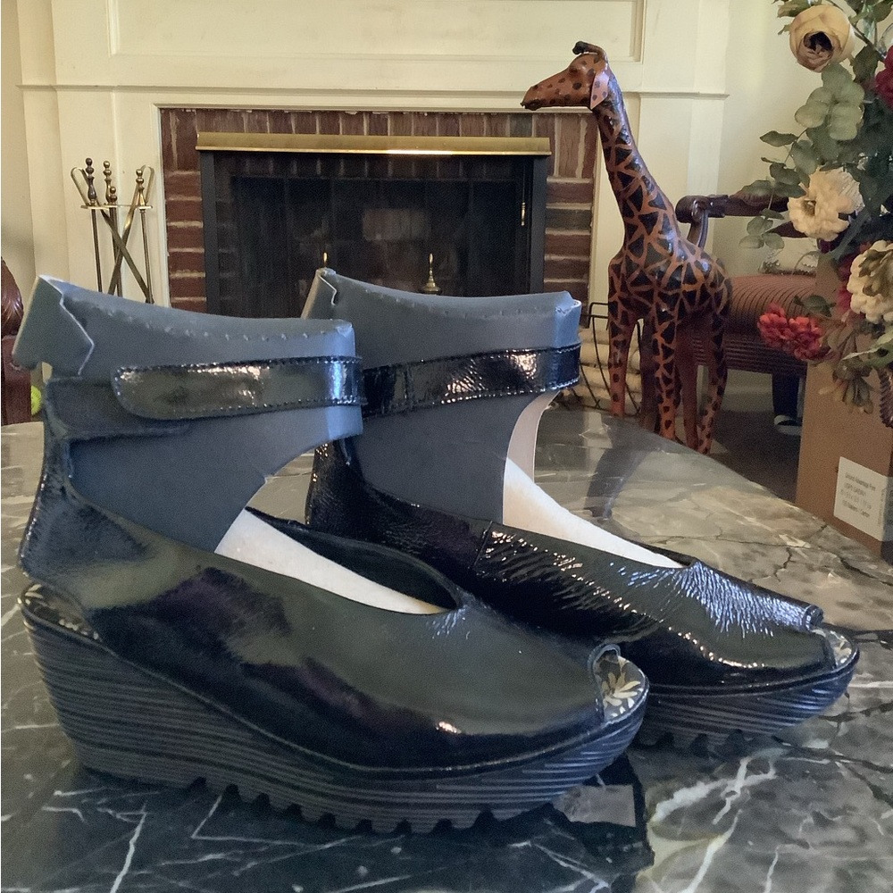 Bernie mev black patent leather open toe low heel wedges size 37